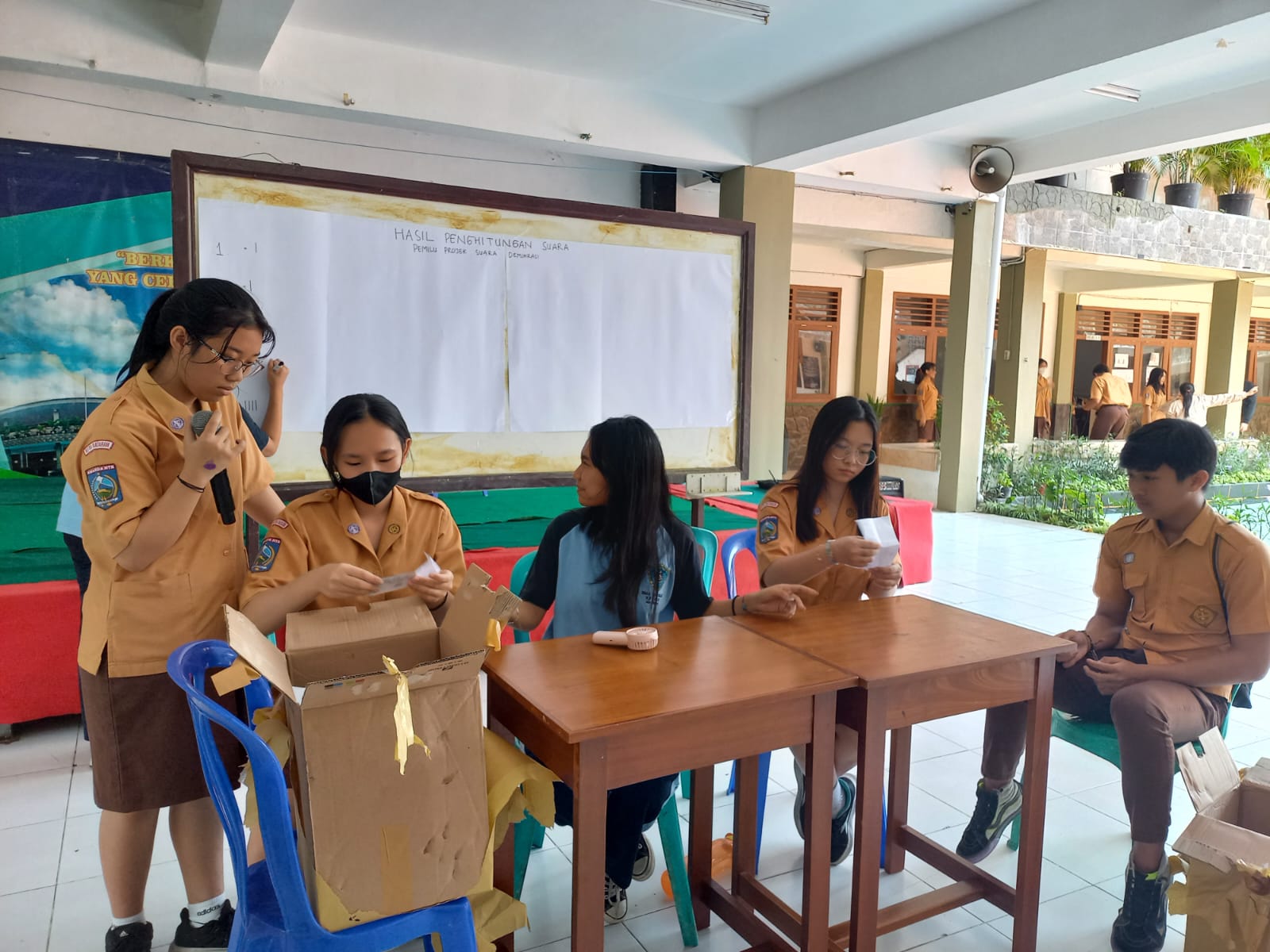 Projek Tema 5 Suara Demokrasi (Suaramu, Ekspresimu: Pemilu Capres & Cawapres Projek SMAK Kesuma Mataram.