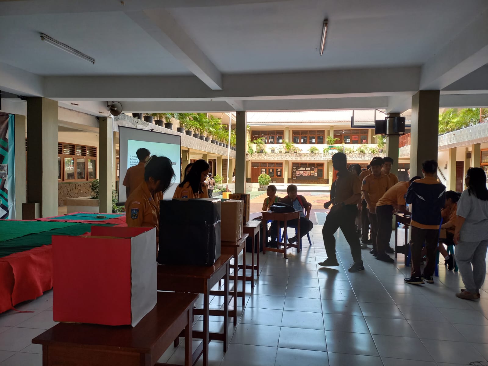 Projek Tema 5 Suara Demokrasi (Suaramu, Ekspresimu: Pemilu Capres & Cawapres Projek SMAK Kesuma Mataram.