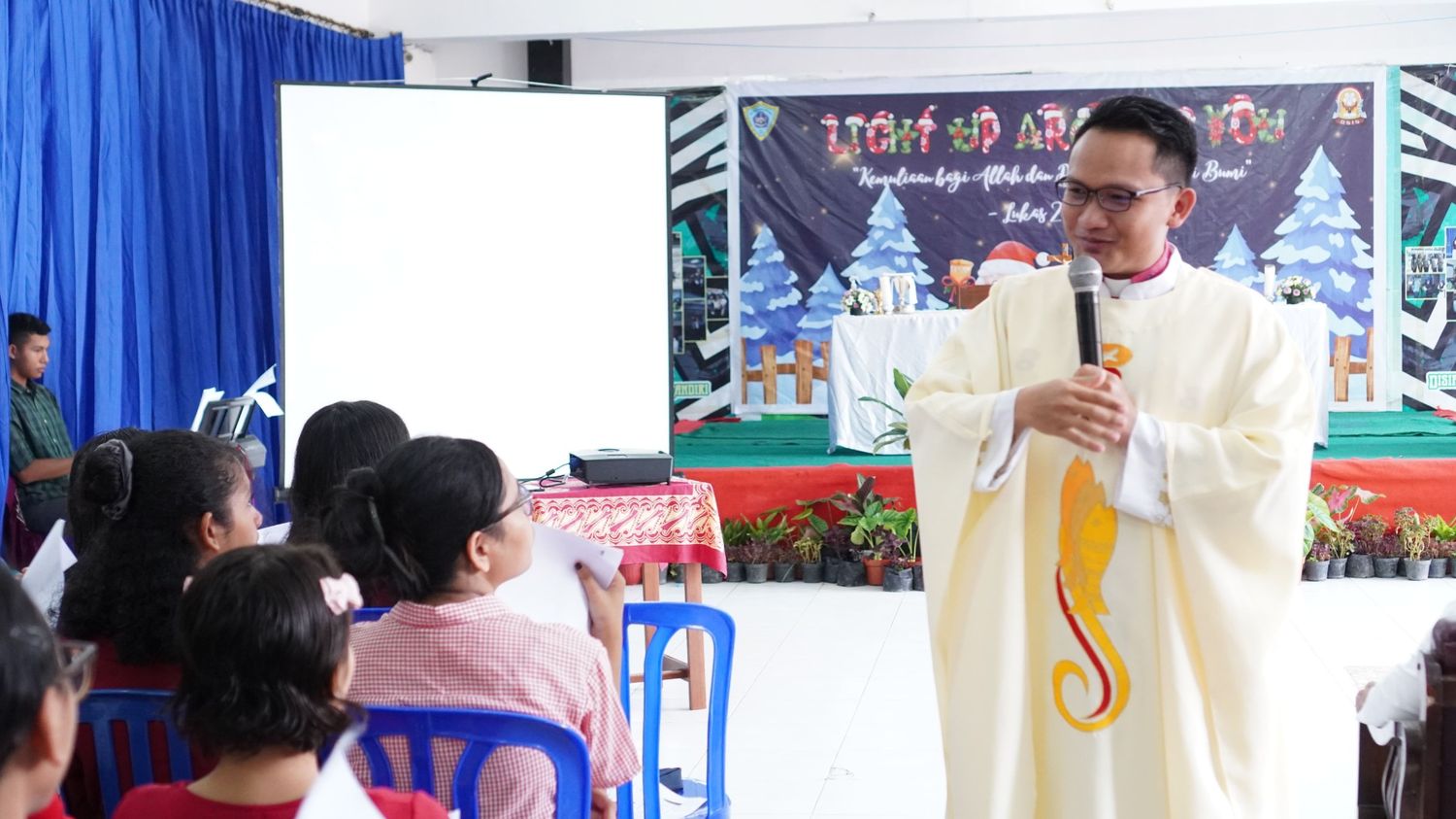 SMAK Kesuma Mataran Memeriahkan Natal dan Tahun Baru 2024 dalam Suasana Kebahagiaan Bersama